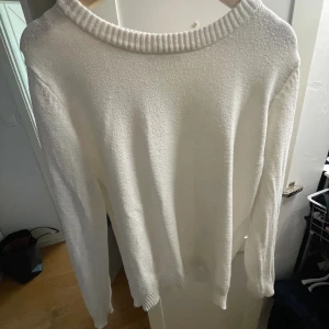 Vila vit stickad tröja - Säljer min vita stickade tröja från Vila. Den är i storlek M och har använts fåtal gånger. Den är ytterst lite nopprig men annars väldigt bra skick!