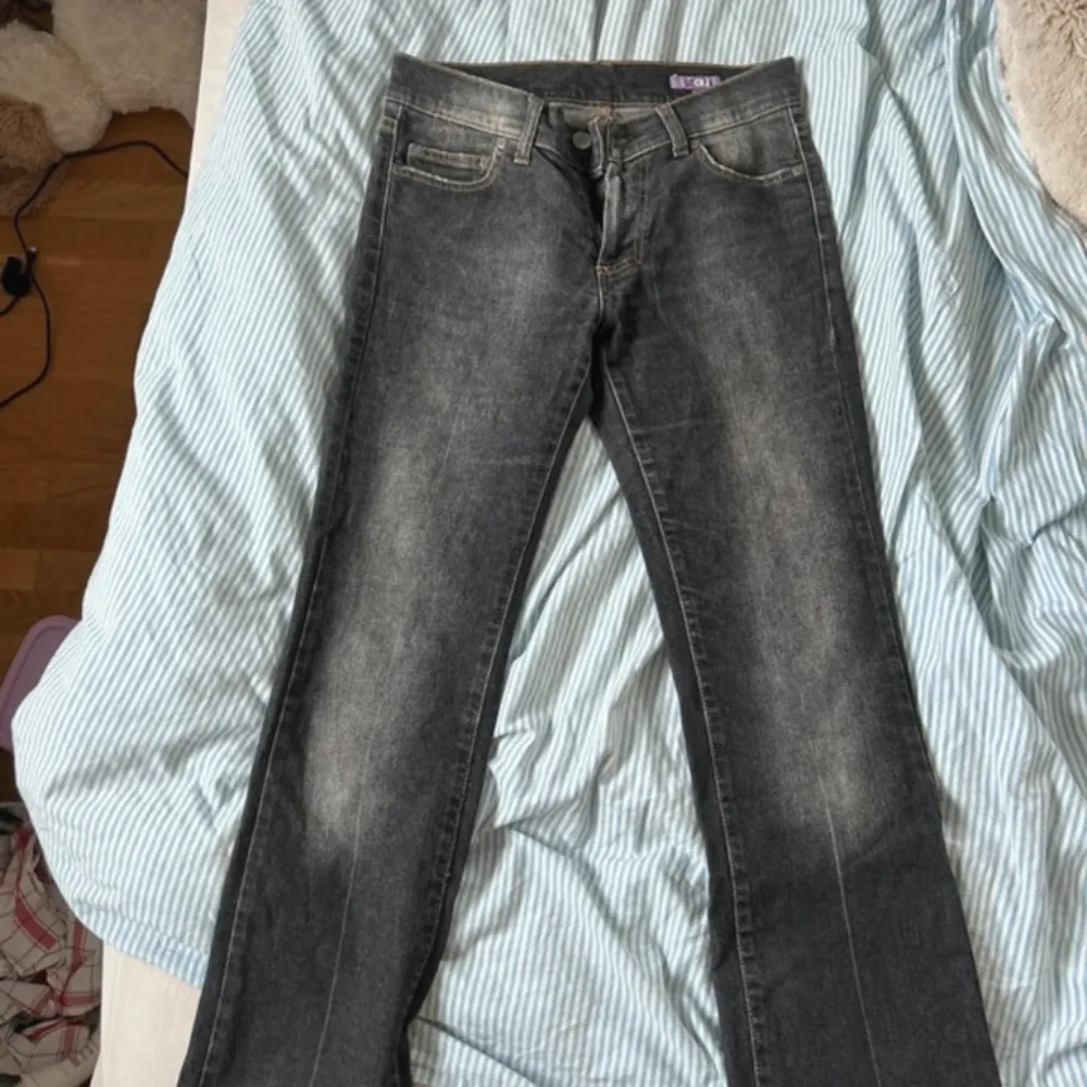 Super fina lågmidjade jeans, lånade bilder från förra ägaren! Storlek 38 men passar mer än 36/34, passar mig perfekt i längden som är 167😇. Jeans & Byxor.