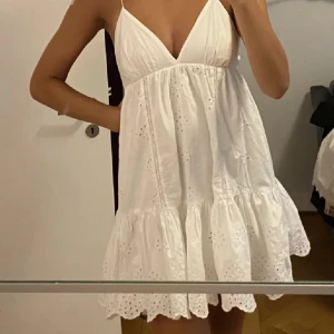 Vit klänning - Vit sommarklänning att tex ha på student eller skolavslutning, vädligt fin. Använd max 2 gånger super bra skick!! Från zara. 