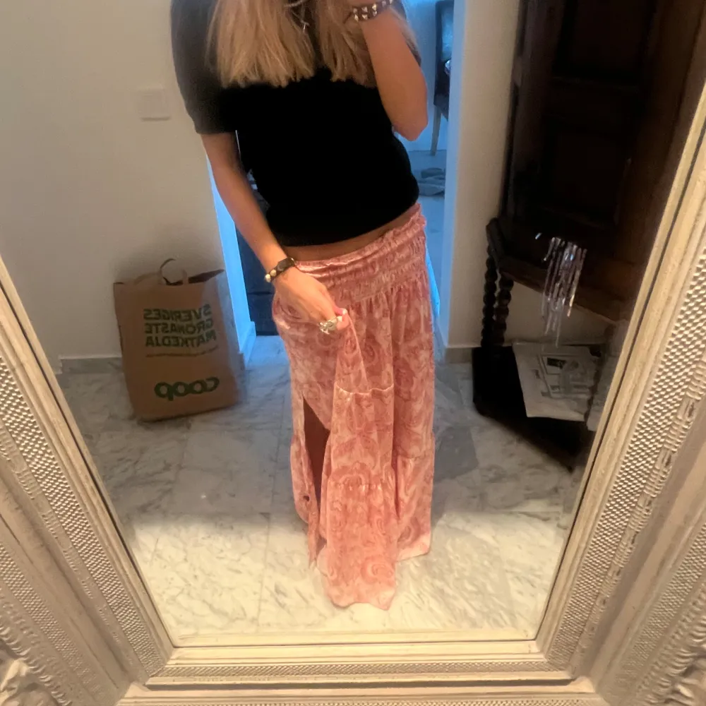 Säljer denna super fina maje kjol i bra skick perfekt för sommaren skolavslutning osv💕Storlek 42 men det för längden passar mig som har storlek xs i midjan men rö stretchig så skulle säga att den passar upp till m är 164. Hameet.