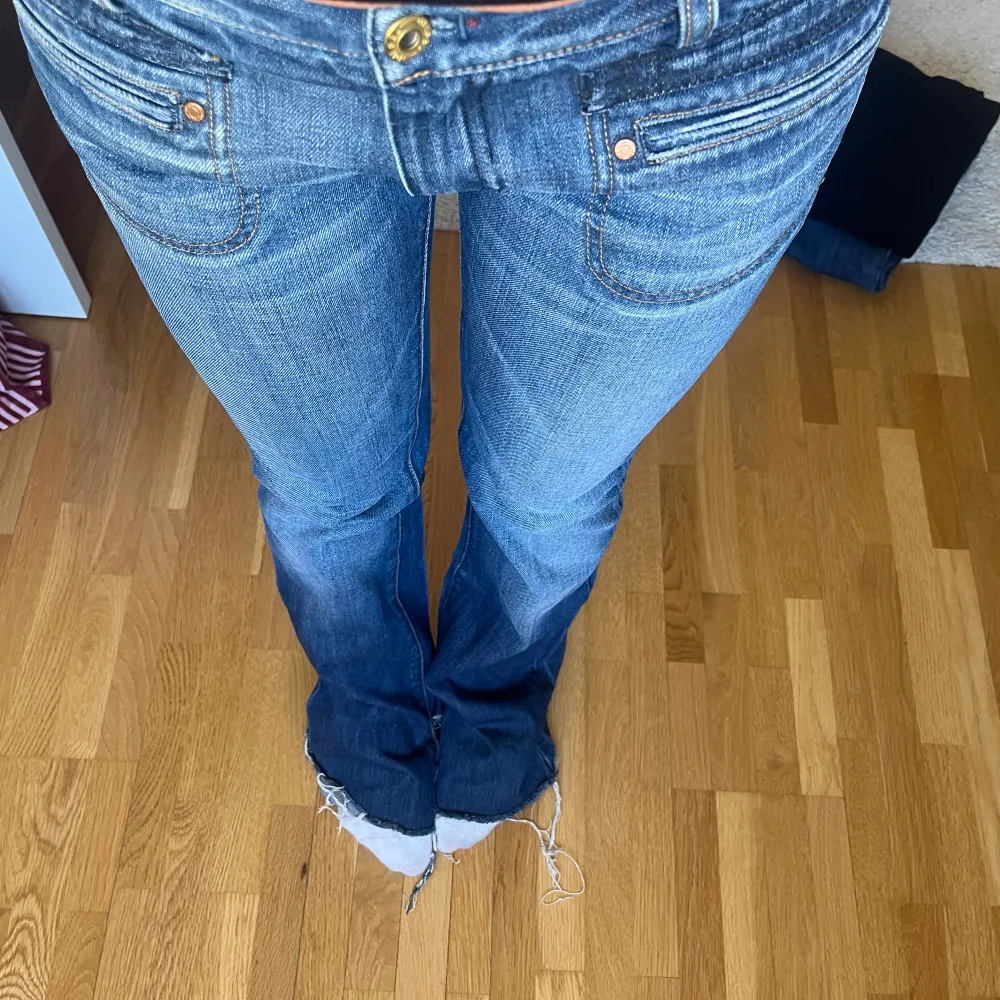 Köpta på second hand i Irland för ca 1000kr!! Sååå fina jeans men sånna fina detaljer!💛. Jeans & Byxor.