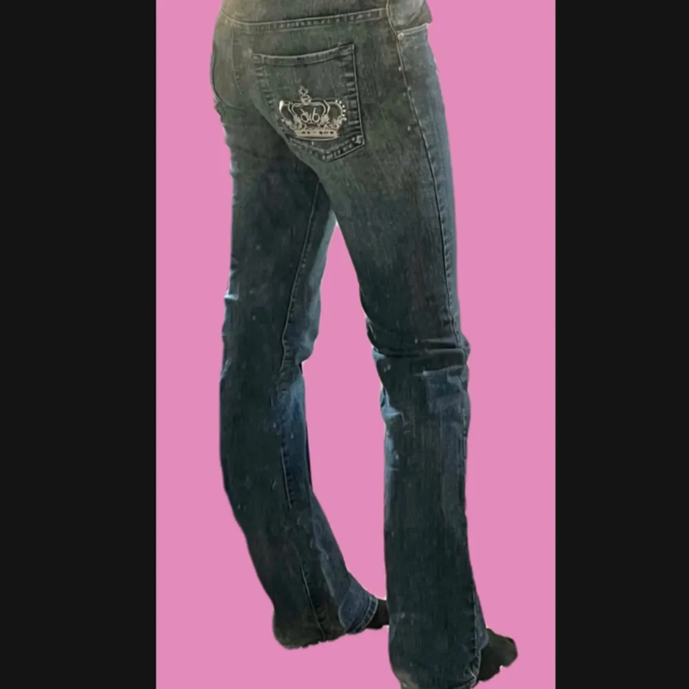 Säljer ett par Victoria beckham jeans! Är ca 172cm lång och de passar mig! De är lite trasig ner till vid slutet. Hör av för mer info eller mer bilder! 🫶 min spegel är fläckig, det är inte jeansen som är det!‼️ Kan även byta för något annat<3. Jeans & Byxor.