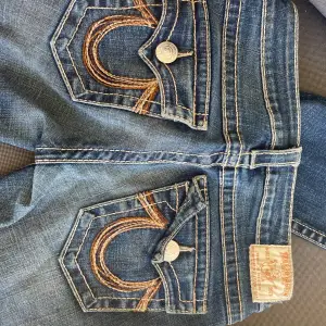 Jätte snygga Low Waits bootcut true religion jeans, jätte bra skick, inga lösa sömmar vad jag kan se osv! Missfärgning längst ned vid byxan (se bild 5). Men ser bara ut som designen💘bild 3+4 är lånade bilder! Innerben: 85 cm  Midjemått: 35 cm