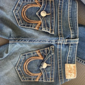 True religon jeans - Jätte snygga Low Waits bootcut true religion jeans, jätte bra skick, inga lösa sömmar vad jag kan se osv! Missfärgning längst ned vid byxan (se bild 5). Men ser bara ut som designen💘bild 3+4 är lånade bilder! Innerben: 85 cm  Midjemått: 35 cm