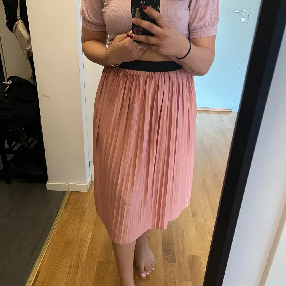 En fin rosa kjol som är normal i storleken men kan passa en m också. Kjolar.