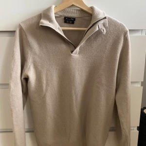 Massimo Dutti Ull Half Zip - Säljer en ulltröja/halfzip från Massimo Dutti. Storlek M men sitter som ett mindre S.