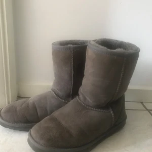 Grå uggs - Säljer dessa uggs i gottskick! Inga konstigheter, väldigt sköna att ha.  Storlek 37 i färgen grå  Meddela gärna vid intresse eller om du har några frågor! Jag skickar troligast dagen efter du köpt (: (Priset kan absolut diskuteras 
