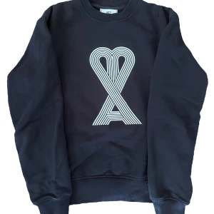 Ami Paris tröja - Svart ami Paris tröja   Cond: 9/10  Size: S 750kr