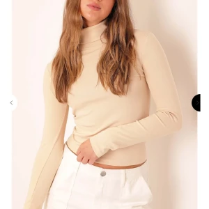 Topp från Chiquelle  - Ribbad topp från Chiquelle, aldrig använd. Färg, ljus beige i one size. Nypris 349.