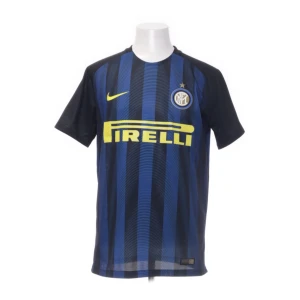 Nike Inter fotbollströja - Hej, säljer en fin fotbolls tshirt till sommaren med dri fit material perfekt för varma dagar. Den är riktigt fin och knappt använd. Säljs inte någonstans, perfekt för dig som vill sticka ut i mängden.