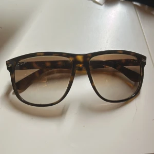 Ray ban Boyfriend (4147) - Säljer dessa fina ray ban boyfriends.