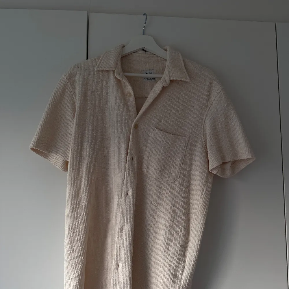 Shortsleeved shirt from Zara - Size M - Good condition  - Never used. Skjortor.