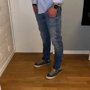 Replay anbass jeans - Replay jeans med slitningar Skick: 9/10 Storlek: 30/32 Pris 499kr