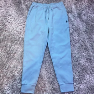 Ralph Lauren Baby Blue Track Pants Sweatpants Storlek M - Säljer dessa chill polo ralph lauren mjukis brallorna , storlek M, skick 6/10, den har vissa fläckar, men man kmr definitivt inte se de om man e ute elr så, men dem har dem. Därför e priset p billigt. Skicksr samma dag me instabox. Mvh Sebbe