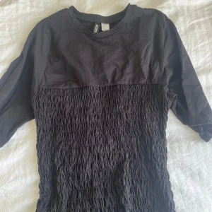 Smockad topp från hm - Säljer då den inte passar mig och ej kommer till användning!🥰