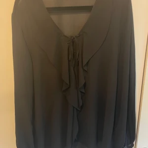 Blus  - Svart blus från H&M i stolek L.