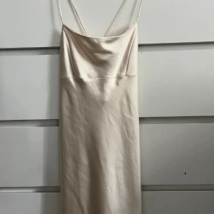 Mini klänning Zara - Så fin champagne färgad klänning från Zara 🥰