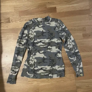 Militär tröja  - Vid köpa av flera varor sänks priset 🌟🌸