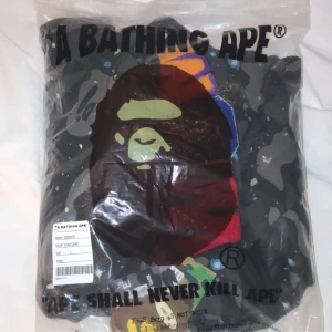 bape hoodie - Hej, säljer nu en äkta bape hoodie, påse följs med och ett litet smycke som tack!  Säljes för 999kr då den är helt äkta och inga defekter!