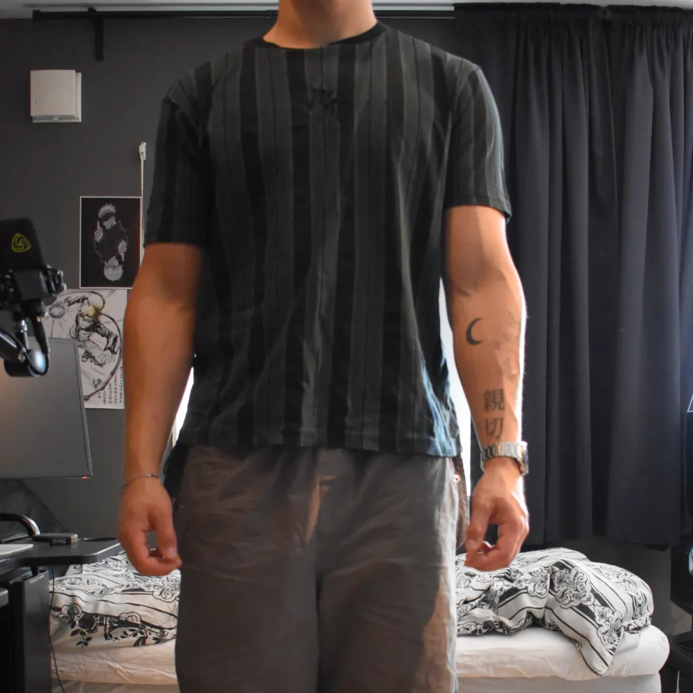 Grön och svart randig t-shirt i storlek XL (passar L och M) suuper skönt material.  Jag är 185cm 90kg för referens. T-shirts.