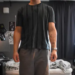 Grön och svart randig t-shirt i storlek XL (passar L och M) suuper skönt material.  Jag är 185cm 90kg för referens