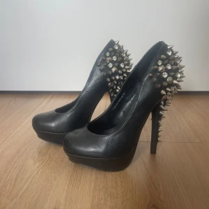 Svarta klack skor - Jätte coola och unika klackar. Perfekt till en fest.😍