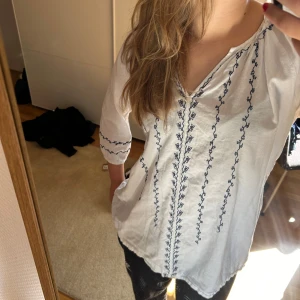 Somrig tunika - Supersöt vit somrig tunika med blåa detaljer från Åhlens