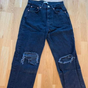 Svarta jeans - Skittsnygga svarta straighta jeans i storlek M. Aldrig använda då de är lite för stora för mig🥰