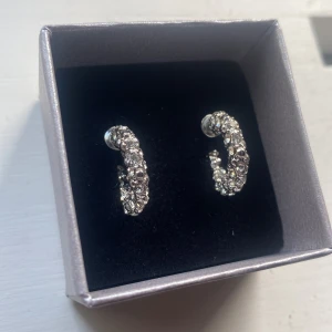 Örhängen - Örhängen från Ur&Penn, oanvända och bara testade💞