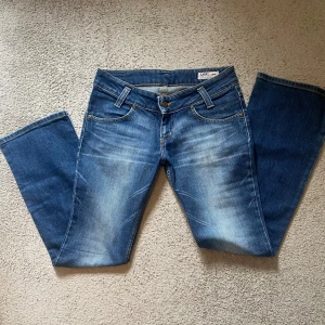 Lee jeans lågmidjade bootcut  - Säljer dessa blå lee jeans i storlek 29/31!!  I modellen leola och är i väldigt bra skick💗hör av er om ni har några frågor!!