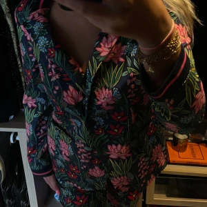 Kostymset med extra allt! - Unikt kostymset ifrån Robell. Byxorna är i storlek 36 och kavajen storlek 44, dock är den insydd och knappen flyttad. Byxorna är aningen korta i modellen, åtminstone för mig på 175 cm. Kan även tänka mig att sälja kostymen för sig!