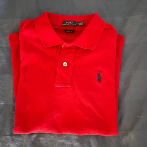 Ralph Lauren Pike - Säljer nu denna riktigt feta Ralph lauren piken som är i rikigt bra skick! 🤩Den är ”s” passar 160.  Hör av dig vid funderingar! 