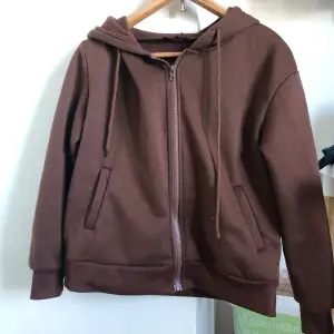 Brun hoodie från shein (köpt second hand), ganska nopprig