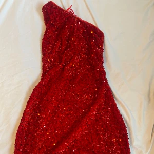 Röd glittrig klänning - Röd kort glittrig klänning 