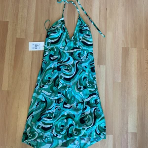 Halterneck klänning - Halterneck klänning från Bikbok med coolt mönster. Aldrig använd och har prislappen kvar. Nypris 399kr
