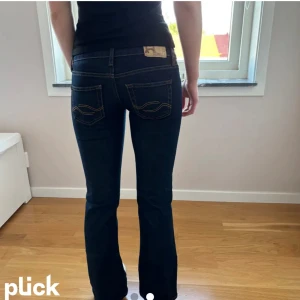 Low waist bootcut - Skiiit snygga jeans, som är helt som nya!!  Midjemått: 36 cm rakt över, Innerbenslängd: 72 cm. Skriv vid frågor💕Två lånade bilder!