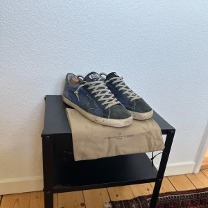 Golden Goose - Säljer nu dessa sjukt feta och sällsynta Golden Goose i eftertraktad nyans | Skorna är i använt skick men har fortfarande otroligt mycket kvar att ge | Självklart äkta | Tveka inte att kontakta om minsta intresse |