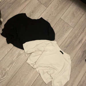 T-shirts  - Två st t-shirtar i olika färger som är magtröjor 