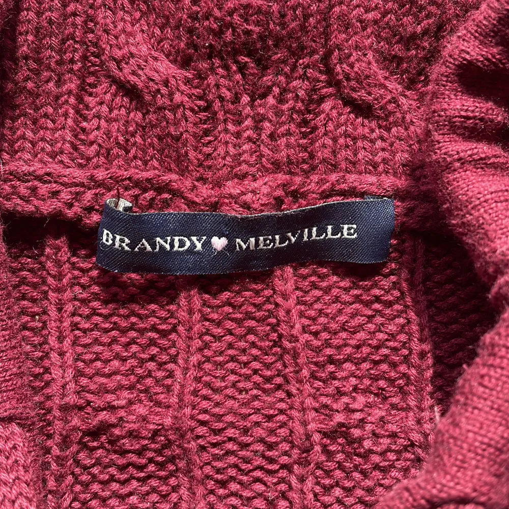 Kabelstickad hoodie från brandy Melville! Onesize men passar nog XS-M. Skriv för bild på !! 🌹Nypris 385kr. Tröjor & Koftor.