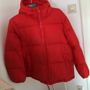 Röd jacka  - En tunnare dunjacka i röd. Från H&M. Jag har vanligtvis storlek M men denna passar mig i storlek S.