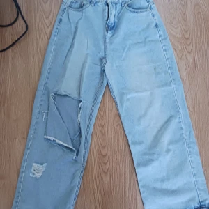 Vida jeans  - Wide leg jeans som är high/mid rise med slitning över ena knät. Det är en liten fläck på de men det syns inte om man inte kollar noggrant.   Köparen står för frakt💕