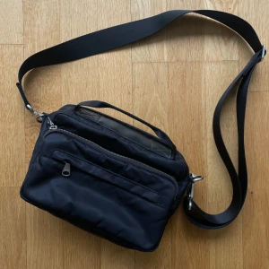 Arket väska - Arket väska i mycket fint skick! Väskan har bra med förvaringsfack och avtagbart axelband. 🩷