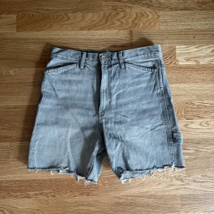 Cargoshorts - Grå jeansshorts i cargostil, använda 1-2 ggr.