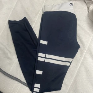 Träningsbyxor  - Använder inte dom därför jag säljer dom, superfina och sköna typ aldrig använda 