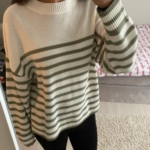 Stickad tröja - Jättesöt randig långärmad! Passar till det mesta och väldigt skön💞