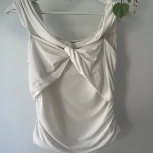 Offshoulder topp - ’Amy offshoulder topp’ från Bikbok. Jättefin men kommer inte till användning. Storlek L men passar mig som vanligtvis har S/M 🩷