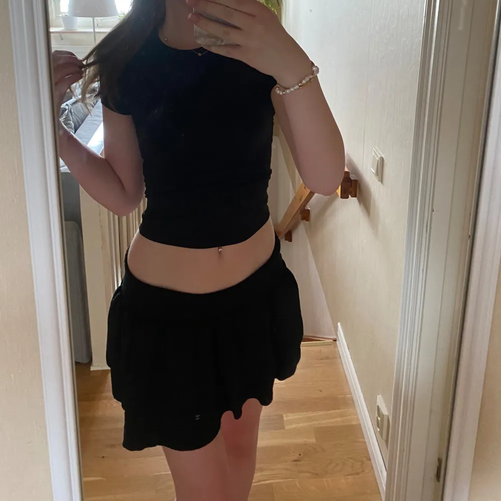 Jättefin volang kjol köpt på H&m för några år sedan❣️Den har blivit använd några gånger men är fortfarande i bra skick! Hör av dig vid frågor/funderingar, pris kan självklart diskuteras😚. Hameet.