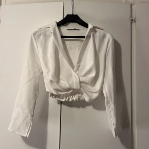 Vit topp - Vit topp som är oanvänd, från Zara. Superfin till jeans eller kostymbyxor!