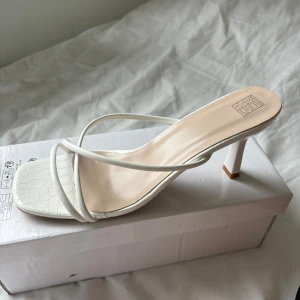 Vita klackskor  - Superfina vita klackskor som endast är använda en gång!! Säljer då jag inte kommer få dom till användning😊 Storlek 39, pris kan diskuteras!!