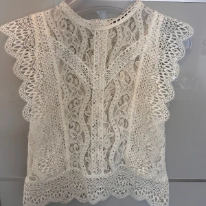 Spets topp - Super snygg vit spets topp från zara, strl S  Skriv privat vid frågor eller intresse 💓 Kolla gärna in mina andra annonser 